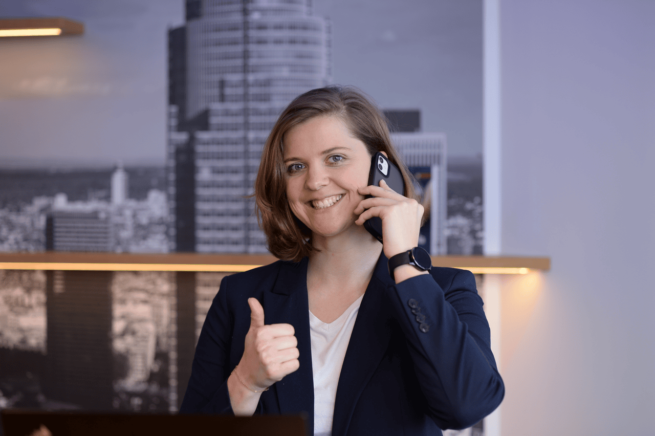 Karolin Linden im Telefongespräch mit Kundin